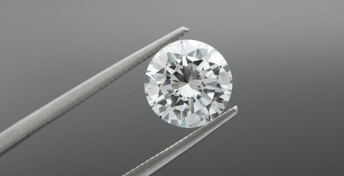 SS_diamond_in_tweezers_M-e1534410235585.jpg